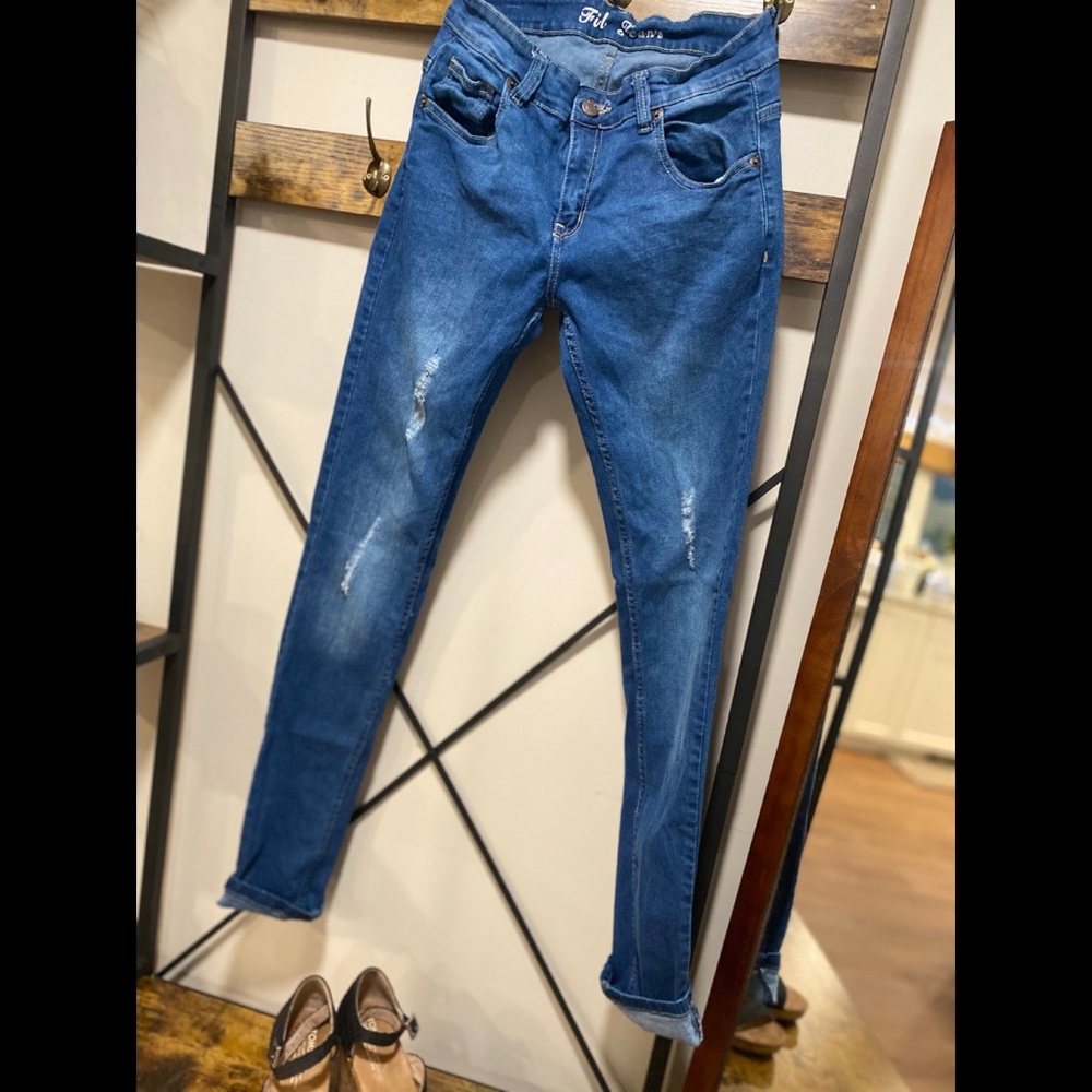 EUC Fil Jeans slightly distressed 9/32L